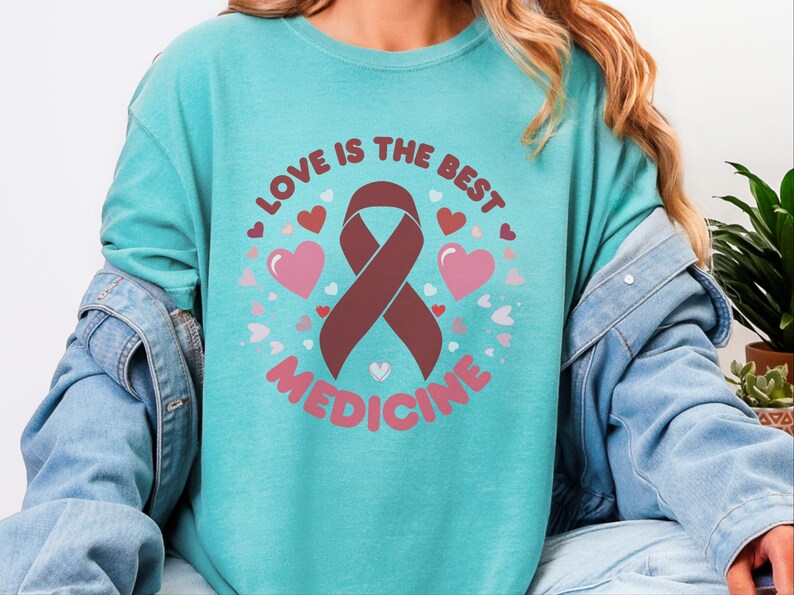 Comfort Colors T-Shirt zur Unterstützung von Familien mit Blutkrebs, „Liebe ist die beste Medizin“-T-Shirt, Oberteil zur Unterstützung von Chemotherapie-Pflegepersonen, T-Shirt für Familien mit Krebs Bild 3