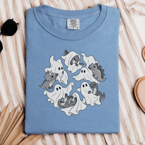 Camiseta infantil de dinosaurios, fantasma jugando con dinosaurios, linda camiseta de Halloween, regalo prehistórico, camiseta para amantes de los dinosaurios, camiseta para fiestas espeluznantes imagen 5