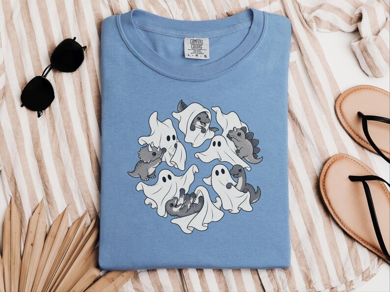 Camiseta infantil de dinosaurios, fantasma jugando con dinosaurios, linda camiseta de Halloween, regalo prehistórico, camiseta para amantes de los dinosaurios, camiseta para fiestas espeluznantes imagen 5