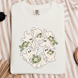 Maglietta per amanti delle rane, regalo a tema fantasmi, maglietta per la stagione spettrale, top di Halloween in stile cottagecore, regalo per amanti degli anfibi, divertente abbigliamento grafico autunnale immagine 5