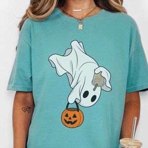 Camiseta de fantasmas para café, camiseta de fantasmas "Boo", camiseta de café de Halloween, camiseta de fantasmas adorable, camiseta de temporada espeluznante, camiseta de café de otoño, regalo para amantes del café imagen 7