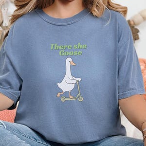 Comfort Colors Silly Goose Tee, There She Goose Funny Birdwatcher Shirt, Sarcastic Cottagecore Animal Lover Outfit, Aunt Goose imagen 4
