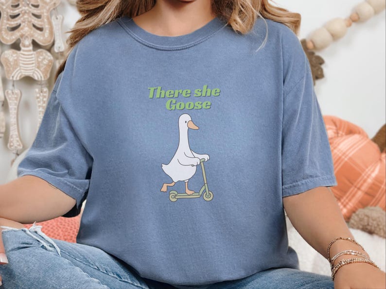 Comfort Colors Silly Goose Tee, There She Goose Funny Birdwatcher Shirt, Sarcastic Cottagecore Animal Lover Outfit, Aunt Goose imagen 4