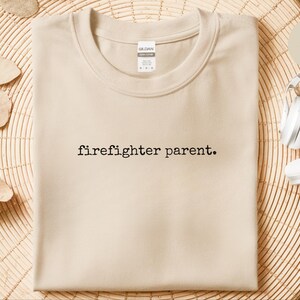 Regalo per papà pompiere, maglietta per mamma pompiere, maglietta per genitori di soccorritori orgogliosi, abbigliamento e regali per la famiglia Thin Red Line, maglietta per genitori orgogliosi immagine 10