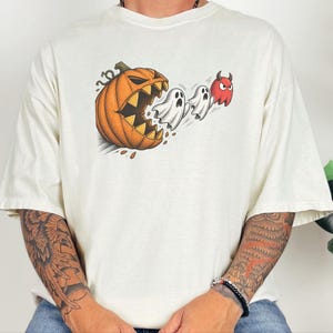 Camiseta de Pac-Man, regalo para gamers de Halloween, camiseta retro de arcade, camiseta de temporada espeluznante, camiseta de Pac-Man calabaza, top para fiesta de Halloween, regalo para gamers imagen 3