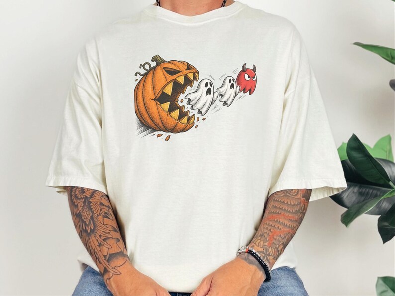 Camiseta de Pac-Man, regalo para gamers de Halloween, camiseta retro de arcade, camiseta de temporada espeluznante, camiseta de Pac-Man calabaza, top para fiesta de Halloween, regalo para gamers imagen 3
