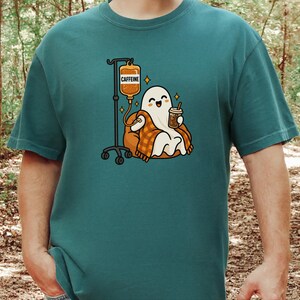 Ghost Coffee Shirt, Spooky Season Tee, Night Shift Nurse Gift, Halloween Coffee Lover, Caffeine IV Sweatshirt afbeelding 4