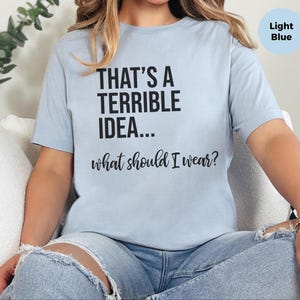 Verrücktes Meme-T-Shirt: „Das ist eine schreckliche Idee … Was soll ich anziehen?“, Lustiges, sarkastisches Zitat-Shirt für Frauen, Chaotisch-guter Humor für Erwachsene (Grafik) Bild 5