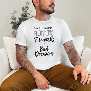 Camiseta "Malas decisiones", Mi terapeuta recomienda fuegos artificiales y malas decisiones, Camiseta divertida del 4 de julio, Regalo de humor sarcástico sobre salud mental imagen 7