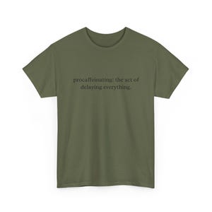 Procaffeinating: The Art of Delaying Everything - Funny Coffee T-Shirt, Sarcastic Humor and Caffeine Addict Gift for Office and Work. Bild 2