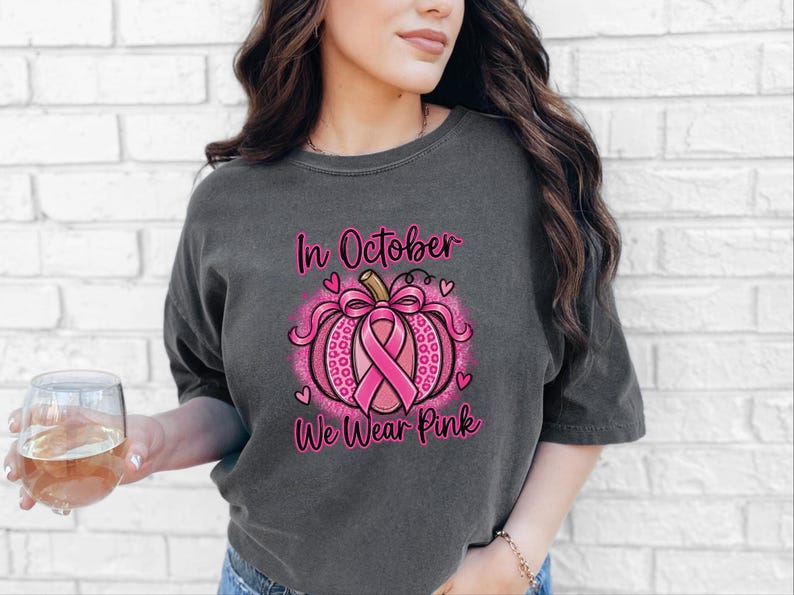 In oktober dragen we een roze shirt, een pompoencadeau ter bevordering van borstkankerbewustzijn, een roze lint-herfstshirt, een hoodie met steunmotief en een shirt voor overlevenden. afbeelding 7