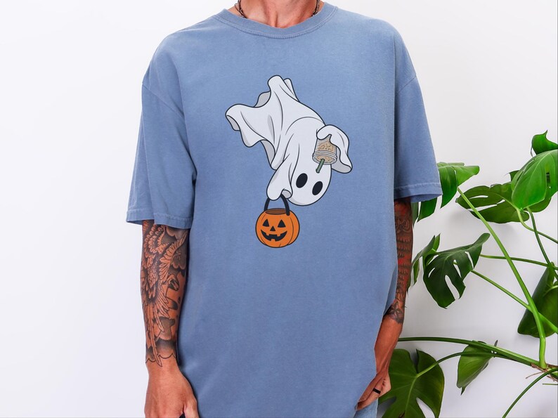Camiseta de fantasmas para café, camiseta de fantasmas "Boo", camiseta de café de Halloween, camiseta de fantasmas adorable, camiseta de temporada espeluznante, camiseta de café de otoño, regalo para amantes del café imagen 6