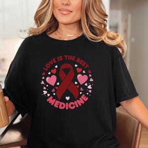 Comfort Colors T-Shirt zur Unterstützung von Familien mit Blutkrebs, „Liebe ist die beste Medizin“-T-Shirt, Oberteil zur Unterstützung von Chemotherapie-Pflegepersonen, T-Shirt für Familien mit Krebs Bild 8