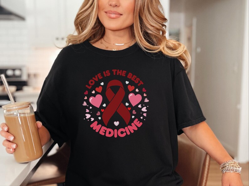 Comfort Colors T-Shirt zur Unterstützung von Familien mit Blutkrebs, „Liebe ist die beste Medizin“-T-Shirt, Oberteil zur Unterstützung von Chemotherapie-Pflegepersonen, T-Shirt für Familien mit Krebs Bild 8