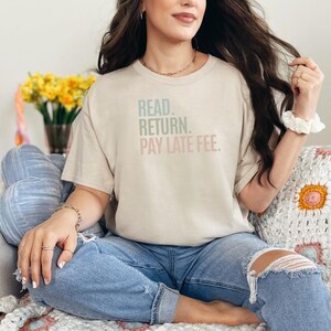 Read. Return. Pay Late Fee. Funny Library Humor Shirt, Book Lover and Librarian Gift, Reading Addict Tee, Comfort Colors Reader Shirt imagen 4