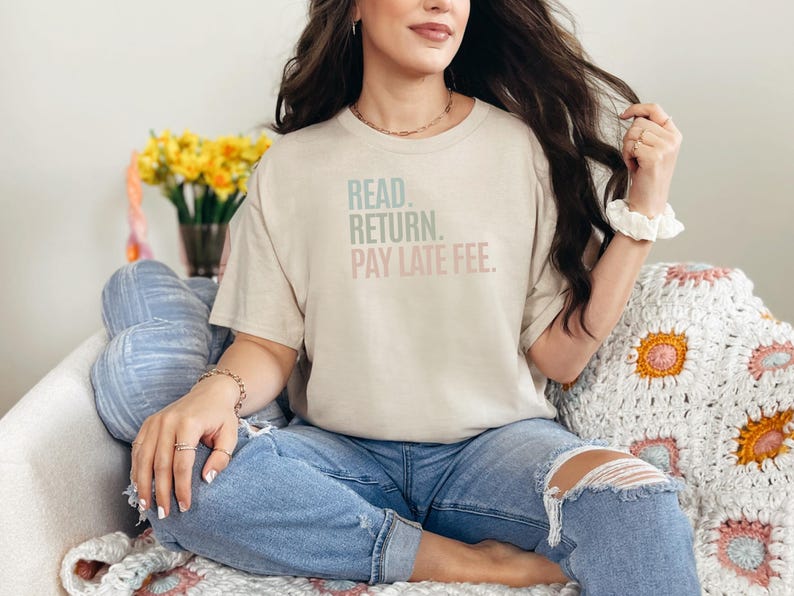 Read. Return. Pay Late Fee. Funny Library Humor Shirt, Book Lover and Librarian Gift, Reading Addict Tee, Comfort Colors Reader Shirt imagen 4