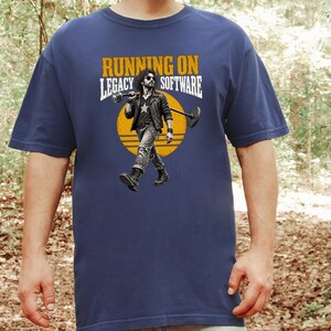 Camiseta de programador, regalo para ingeniero de software, camiseta rockera vintage, camiseta divertida para programador, regalo de humor tecnológico, funcionando con software heredado imagen 2