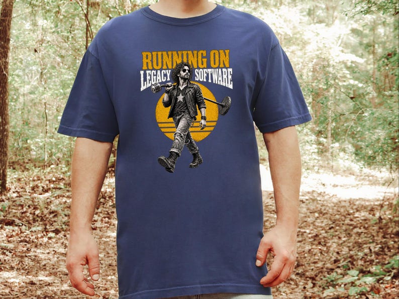 Camiseta de programador, regalo para ingeniero de software, camiseta rockera vintage, camiseta divertida para programador, regalo de humor tecnológico, funcionando con software heredado imagen 2