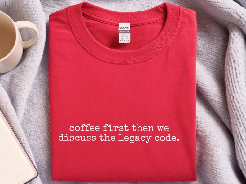 Camiseta con humor para programadores: Primero el café, luego hablamos del código heredado. imagen 3