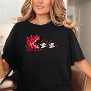 Maglietta di San Valentino, regalo romantico per lei, maglietta con Cupido, regalo per la festa delle amiche, top retrò di San Valentino, maglietta con scatola di cioccolatini immagine 6