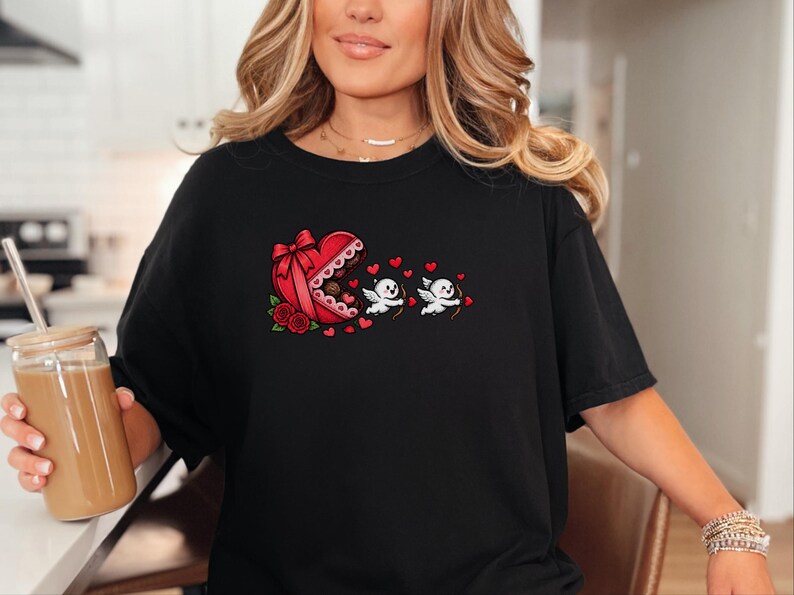 Maglietta di San Valentino, regalo romantico per lei, maglietta con Cupido, regalo per la festa delle amiche, top retrò di San Valentino, maglietta con scatola di cioccolatini immagine 6
