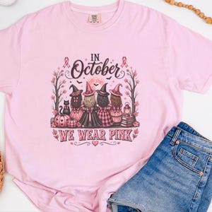En octobre, on porte du rose ! T-shirt, cadeau d’Halloween pour la sensibilisation au cancer du sein, T-shirt de sorcière au ruban rose, Équipe de soutien aux personnes atteintes de cancer image 4