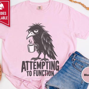 Raven Coffee Shirt, Crow Lover Gift, Funny Morning T-shirt, Sarcastic Bird Tee, Grumpy Raven Attempting To Function zdjęcie 5