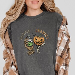 Maglietta regalo gotica e inquietante Comfort Colors, maglietta di Halloween Heebie Jeebies, abbigliamento horror per appassionati di film spaventosi, zucca spettrale e scheletro, regalo per amanti dei pipistrelli immagine 2
