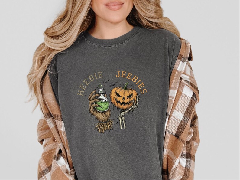 Maglietta regalo gotica e inquietante Comfort Colors, maglietta di Halloween Heebie Jeebies, abbigliamento horror per appassionati di film spaventosi, zucca spettrale e scheletro, regalo per amanti dei pipistrelli immagine 2