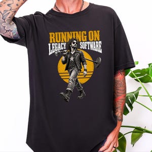 Camiseta de programador, regalo para ingeniero de software, camiseta rockera vintage, camiseta divertida para programador, regalo de humor tecnológico, funcionando con software heredado imagen 5