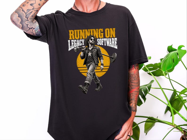 Camiseta de programador, regalo para ingeniero de software, camiseta rockera vintage, camiseta divertida para programador, regalo de humor tecnológico, funcionando con software heredado imagen 5