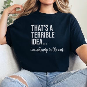 Witziges virales Top: „Das ist eine schreckliche Idee … ich sitze schon im Auto“ – Sarkastisches Damen-T-Shirt, Reise-Shirt, Abenteuerurlaubs-Shirt Bild 5