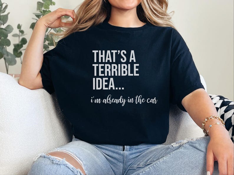 Witziges virales Top: „Das ist eine schreckliche Idee … ich sitze schon im Auto“ – Sarkastisches Damen-T-Shirt, Reise-Shirt, Abenteuerurlaubs-Shirt Bild 5