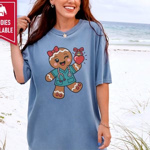 Christmas Nurse Shirt, Gingerbread Nurse Gift, Festive Nurse Sweatshirt, Holiday Medical Tee zdjęcie 5