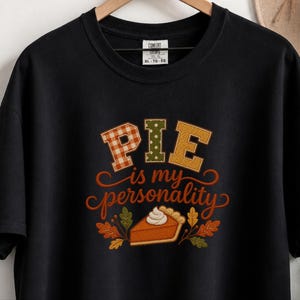 T-shirt voor taartliefhebbers, Thanksgiving-shirt, grappig cadeau voor foodies, herfstshirt, sweatshirt met de tekst "Taart is mijn persoonlijkheid". afbeelding 3