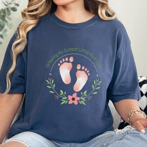 Comfort Colors Schwangerschaftsverkündung-Shirt, „Mein süßestes kleines Plus-One“-Shirt, Top für werdende Mütter beim Fotoshooting Bild 5