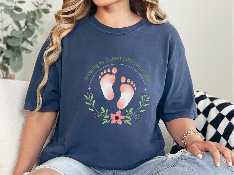 Comfort Colors Schwangerschaftsverkündung-Shirt, „Mein süßestes kleines Plus-One“-Shirt, Top für werdende Mütter beim Fotoshooting Bild 5