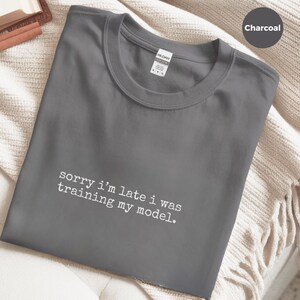 遅れてごめんなさい、モデルをトレーニングしていました。データサイエンティストTシャツ 面白いテクノロジーユーモア
