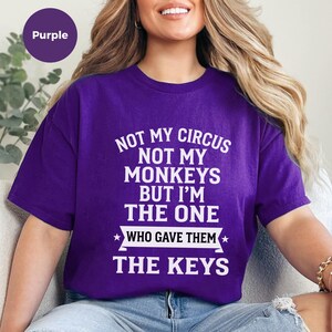 Camiseta com humor sarcástico: Não é meu circo, não são meus macacos, mas fui eu quem lhes dei as chaves | Camiseta engraçada do caos imagem 2
