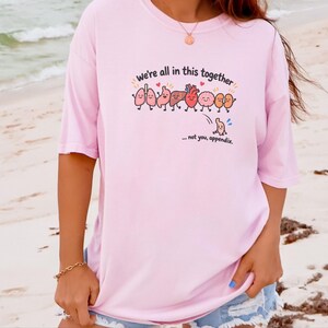T-Shirt mit Blinddarm-OP-Motiv, lustiges Medizin-T-Shirt, Geschenk zur Genesung nach einer Blinddarmentfernung, niedliches T-Shirt mit menschlicher Organanatomie, Geschenk für OP-Krankenschwestern Bild 5