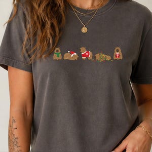 Weihnachtsshirt mit Wasserschweinmotiv, festliches Geschenk für Wasserschweinliebhaber, Tier-T-Shirt für Weihnachten, süßes Nager-Shirt für die Feiertage, Geschenk für Tierfreunde Bild 1