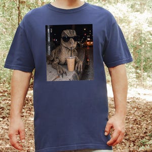 Camiseta de café helado con dinosaurios, regalo divertido para amantes de los dinosaurios, camiseta para amantes de los reptiles, regalo para adictos al café. imagen 2