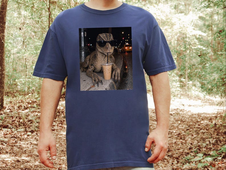 Camiseta de café helado con dinosaurios, regalo divertido para amantes de los dinosaurios, camiseta para amantes de los reptiles, regalo para adictos al café. imagen 2
