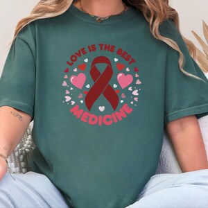 Comfort Colors T-Shirt zur Unterstützung von Familien mit Blutkrebs, „Liebe ist die beste Medizin“-T-Shirt, Oberteil zur Unterstützung von Chemotherapie-Pflegepersonen, T-Shirt für Familien mit Krebs Bild 2