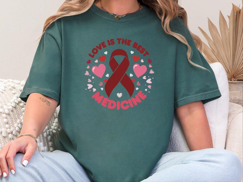 Comfort Colors T-Shirt zur Unterstützung von Familien mit Blutkrebs, „Liebe ist die beste Medizin“-T-Shirt, Oberteil zur Unterstützung von Chemotherapie-Pflegepersonen, T-Shirt für Familien mit Krebs Bild 2