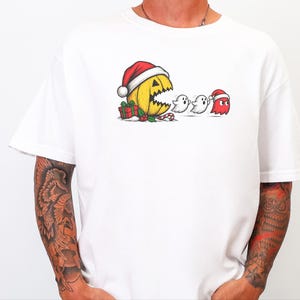 Camiseta Pac-Man, Presente de Natal para Gamers, Camiseta Retrô de Arcade, Camiseta de Jogos para as Festas, Camiseta Divertida para Gamers, Presente de Natal Pac-Man imagem 1