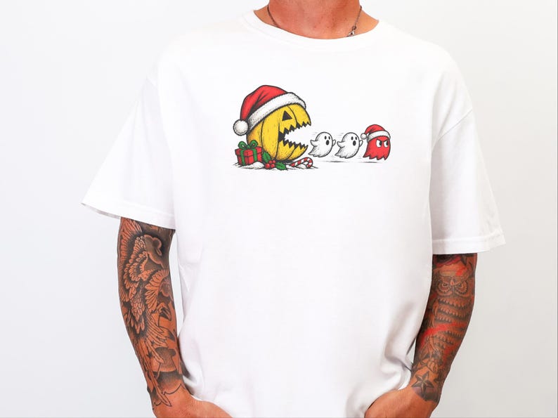 Camiseta Pac-Man, Presente de Natal para Gamers, Camiseta Retrô de Arcade, Camiseta de Jogos para as Festas, Camiseta Divertida para Gamers, Presente de Natal Pac-Man imagem 1