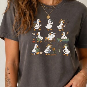 Regalo para amantes de los patos, camiseta para amantes del camping, regalo de senderismo para él, camiseta para amantes de la naturaleza, camiseta de pato adorable imagen 1