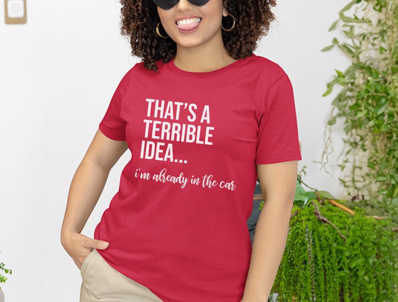Witziges virales Top: „Das ist eine schreckliche Idee … ich sitze schon im Auto“ – Sarkastisches Damen-T-Shirt, Reise-Shirt, Abenteuerurlaubs-Shirt Bild 2