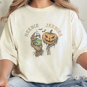 Maglietta regalo gotica e inquietante Comfort Colors, maglietta di Halloween Heebie Jeebies, abbigliamento horror per appassionati di film spaventosi, zucca spettrale e scheletro, regalo per amanti dei pipistrelli immagine 4